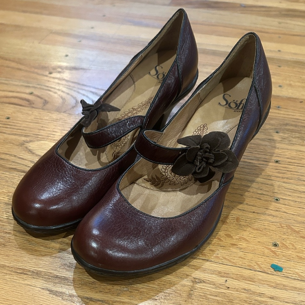 NWOTAGS Sofft Leather Mary Jane’s with kitten heels & flower details